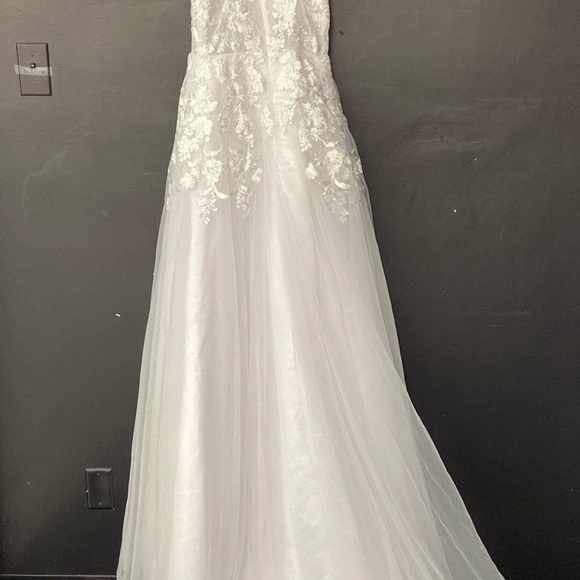 Merry's White NWT Sleeveless Applique &
Chiffon Wedding Dress Size 6 - Picture 6 of 7